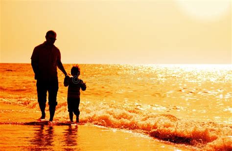 Vater Und Sohn Auf Dem Strand Stockfoto Bild Von Muttergesellschaft