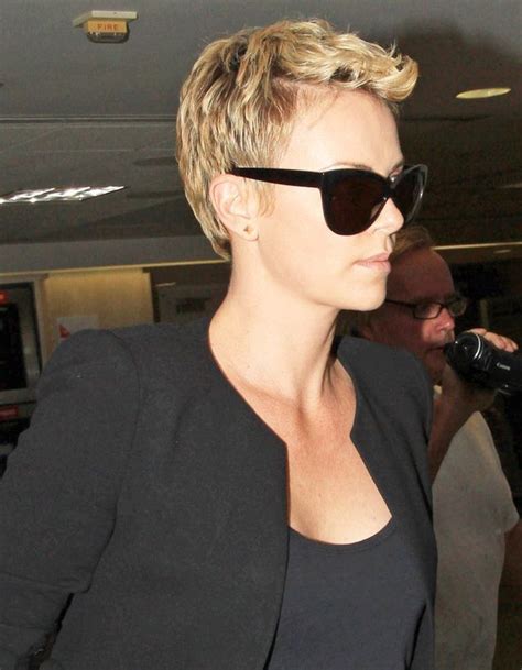 Charlize Theron Garde Sa Coupe Pixie Blonde Artofit