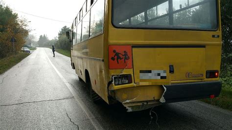 Scuolabus Contro Un Auto Ferito Un Frate