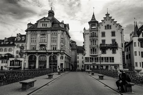 Edificios De Arquitectura En Blanco Y Negro En Lucerna Suiza Foto