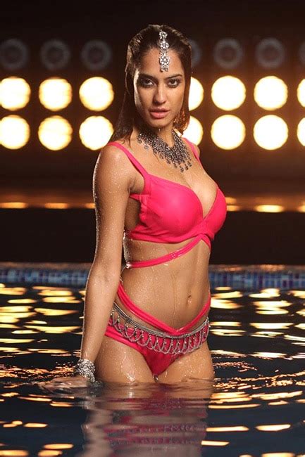 Lisa Haydon Poses For A Hot Picture