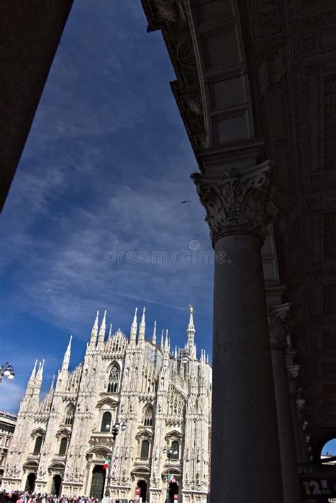 Fachada De Milan Cathedral Con El Cielo Azul En El Primero Plano Los