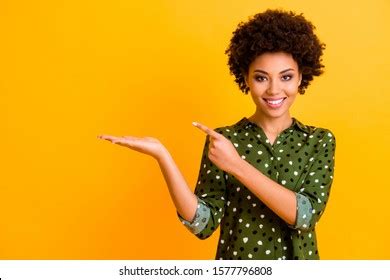 139 176 Black Woman Pointing Images Stock Photos Vectors Shutterstock