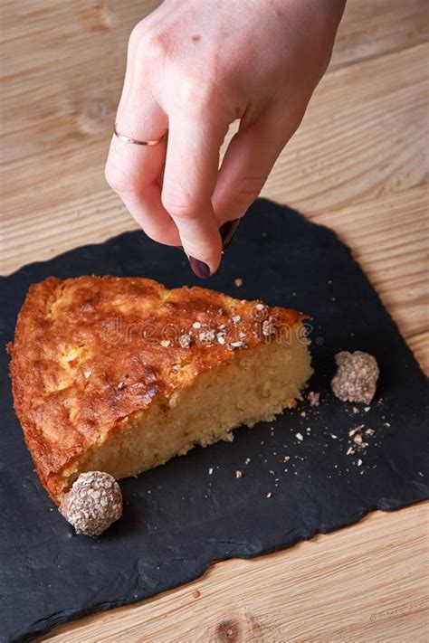 El Pedazo Cocido Fresco Delicioso De Empanada De Manzana En Tablero De