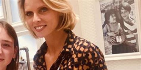 Sylvie Tellier Maman De Trois Enfants En Col Re Noire Contre Une