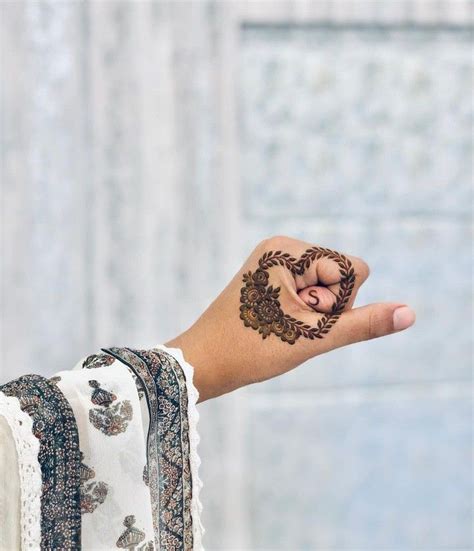 Pin en Henna en 2024 Estantes de esmalte de uñas Henna fácil