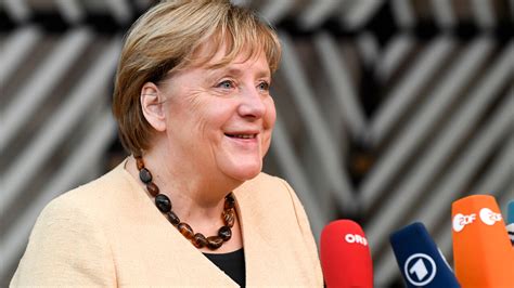 Il Vitalizio Di Angela Merkel 3mila Euro Al Mese Per Parrucchiere E