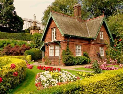 Amazing English Cottage With English Garden Online Puzzle