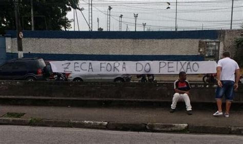 Torcedores Colocam Faixas Contra Zeca Em Frente Ao CT Do Santos Lance