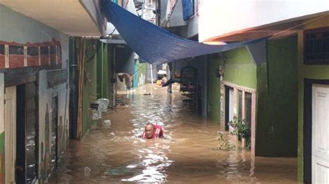 Hingga Sore Ini Rt Masih Terendam Banjir Dan Ratusan Jiwa Di