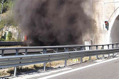 Tragedia Sfiorata In Autostrada Pullman A Fuoco Ci Sono Feriti