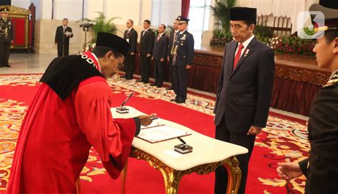 FOTO Jokowi Lantik Suhartoyo Dan Daniel Yusmic Jadi Hakim MK Page 3