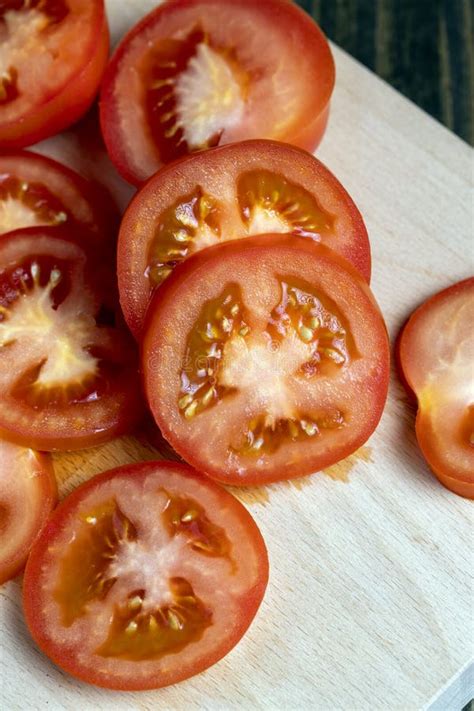 Delicioso Tomate Fresco Cortado En Trozos Sobre La Mesa Foto De Archivo