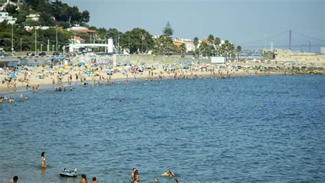 Levantada A Interdi O A Banhos Na Praia De Caxias Em Oeiras Portugal