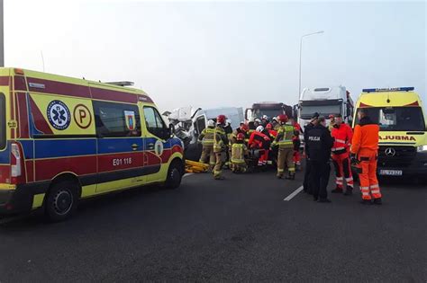 Śmiertelny wypadek na A1 pod Łodzią 43 latek z busa nie żyje kilka