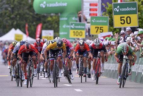 Viviani Wint E Rit Ronde Van Zwitserland Geraint Thomas Hard Onderuit