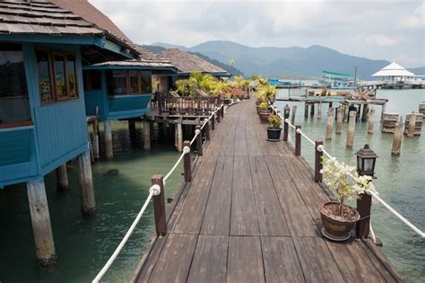 Maisons Sur Pilotis Dans Le Village De Pêcheurs De Bang Bao Koh Chang