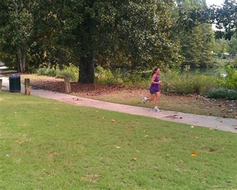 Latina Maniaco Si Spoglia Nel Parco Davanti Ad Una Donna E Poi Si D Alla Fuga