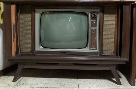 Antique TV cabinet, TV & Home Appliances, TV & Entertainment, TV on Carousell