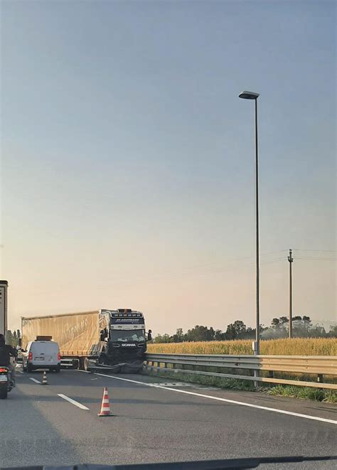 Tir Sfonda La Barriera E Invade La Corsia Opposta Tragedia Sfiorata