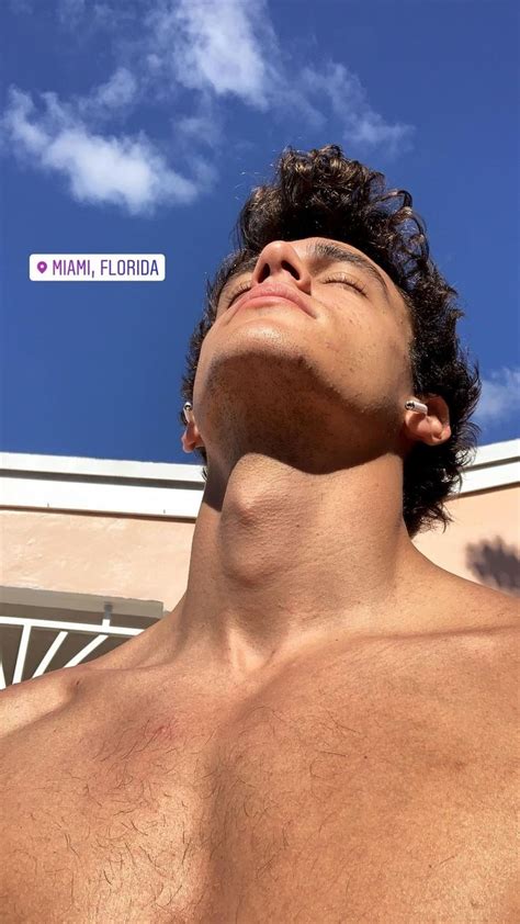 Xavier Serrano En Chicos Surfistas Guapos Poses Para Fotos