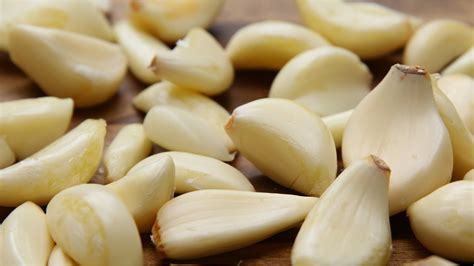 The Easiest Way To Peel Garlic Youtube