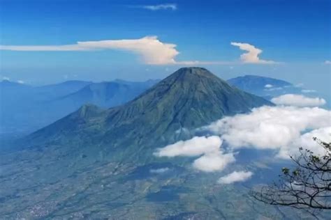 Misteri Yang Menyelimuti Gunung Slamet Dari Adanya Gerbang Gaib Hingga