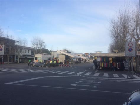 Il Mercato Estivo Di Marina Di Ravenna Rimane In Piazza Dora Markus E