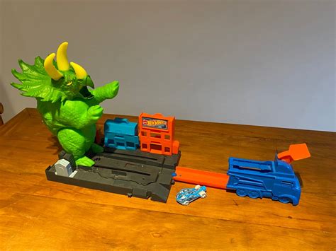 Ot Wheels Pista E Carrinho Dinossauro Triceratops Cor Verde Brinquedo Hot Whells Usado