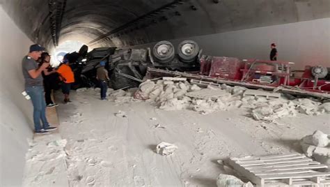 Vuelca tráiler en túnel de la Súpercarretera Mazatlán Durango y queda