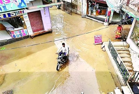 एटाआधे घंटे की बारिश से शहर हुआ जलमग्न घर और दुकानों में भरा पानी