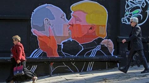 O Que Est Por Tr S Do Beijo Viral De Trump E Putin Bbc News Brasil