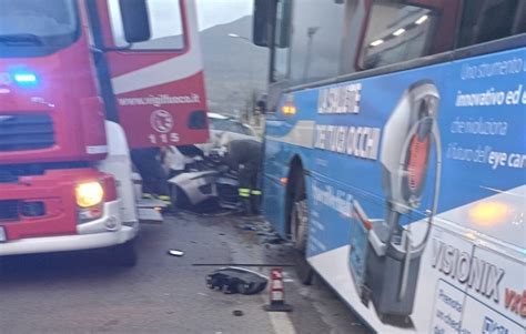 Scontro tra bus e auto a Montecorvino Rovella tre feriti La Città di