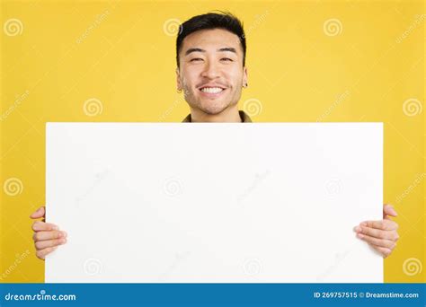 Feliz Chino Sonriendo Y Sosteniendo Un Panel En Blanco Imagen De