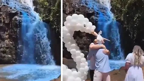 Tiñeron de azul el agua de un río para revelar el sexo de su bebé