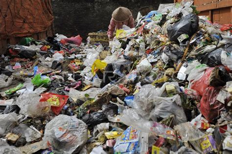 VOLUME SAMPAH JAKARTA ANTARA Foto