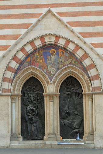 Pintu Masuk Ke Gereja St Paul Di Dalam Tembok Foto Stok Unduh Gambar