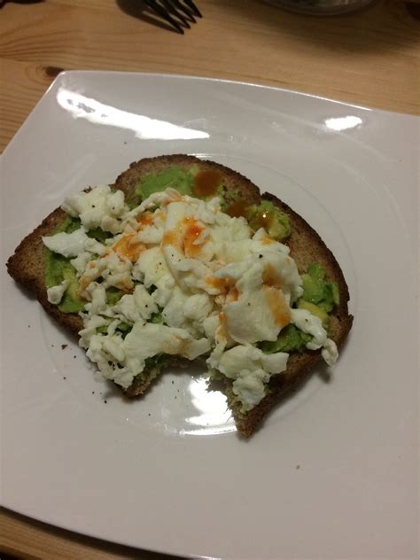 Breakfast ~~ whole wheat toast with avocado, egg whites and hot sauce 🔥 | Fooducate Diet Motivation