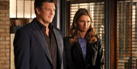 Castle saison 6 épisode 3 Nathan Fillion et Stana Katic sur une