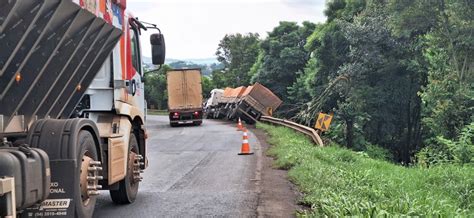 Carreta Sai Da Pista E Tomba Na Pr Na Chegada De Marmeleiro Grupo