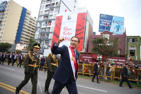 Jefe del Estado Martín Vizcarra recorrió la Av Brasil saludando a los