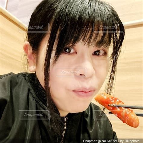 外食でウインナーを食べる女性！ランチの写真・画像素材 6457217 Snapmart（スナップマート）