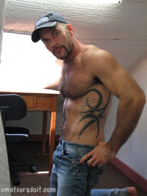 Muscular Gay Bear Aaron Kink Unveils His Hairy Body And Jerks Off