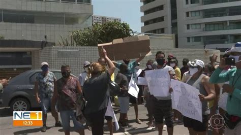 Barraqueiros E Ambulantes Protestam Pedindo Retorno De Atividades Nas