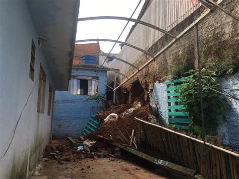 Deslizamento de terra causado por temporal abre buraco em muro e três