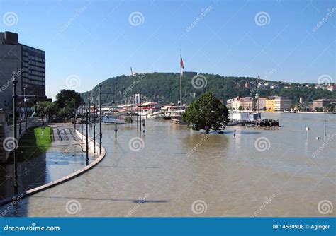 Inundación Danubio En Budapest Foto de archivo editorial Imagen de