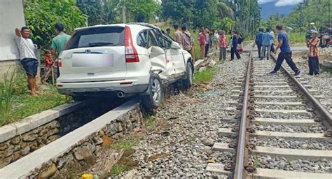 Kereta Api Dan Minibus Tabrakan Di Padang