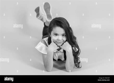 Petite Fille En Jeans Cheveux Longs Banque D Images Noir Et Blanc Alamy