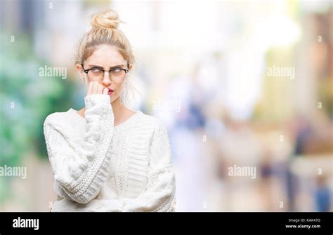 Belle Jeune Femme Blonde Portant Des Lunettes Au Fond Isol Soulign Et Nerveux Avec Les Mains