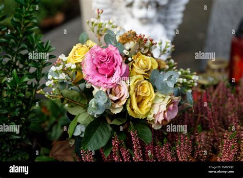 Rosas Pastel Desvanecidas En Una Tumba Frente A Un Ngel En Fondo